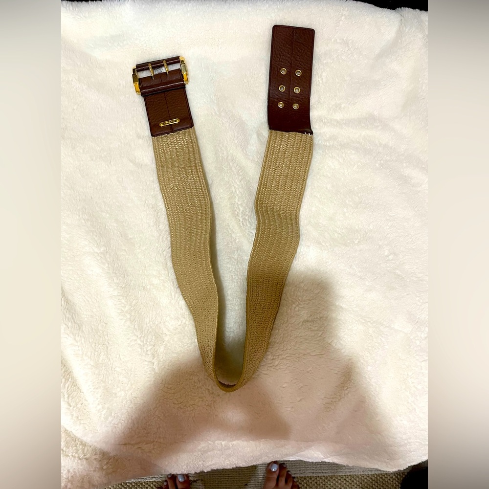 Womens stretch modern belt size L/XL can be worn casually or sophisticated look